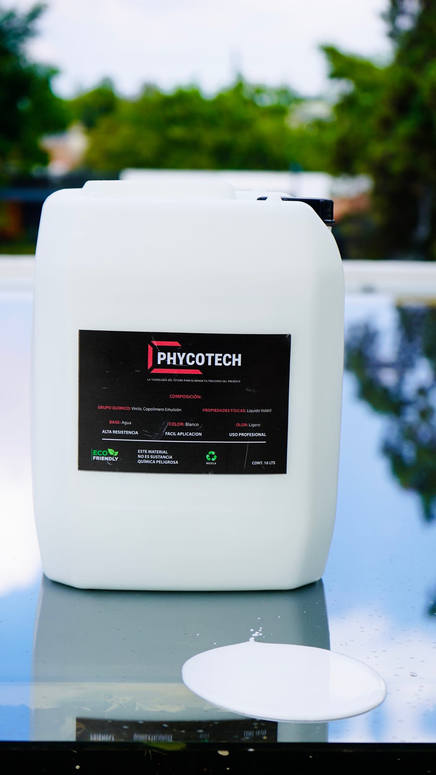 Envase de PHYCOTECH de 10 litros sobre una superficie tratada