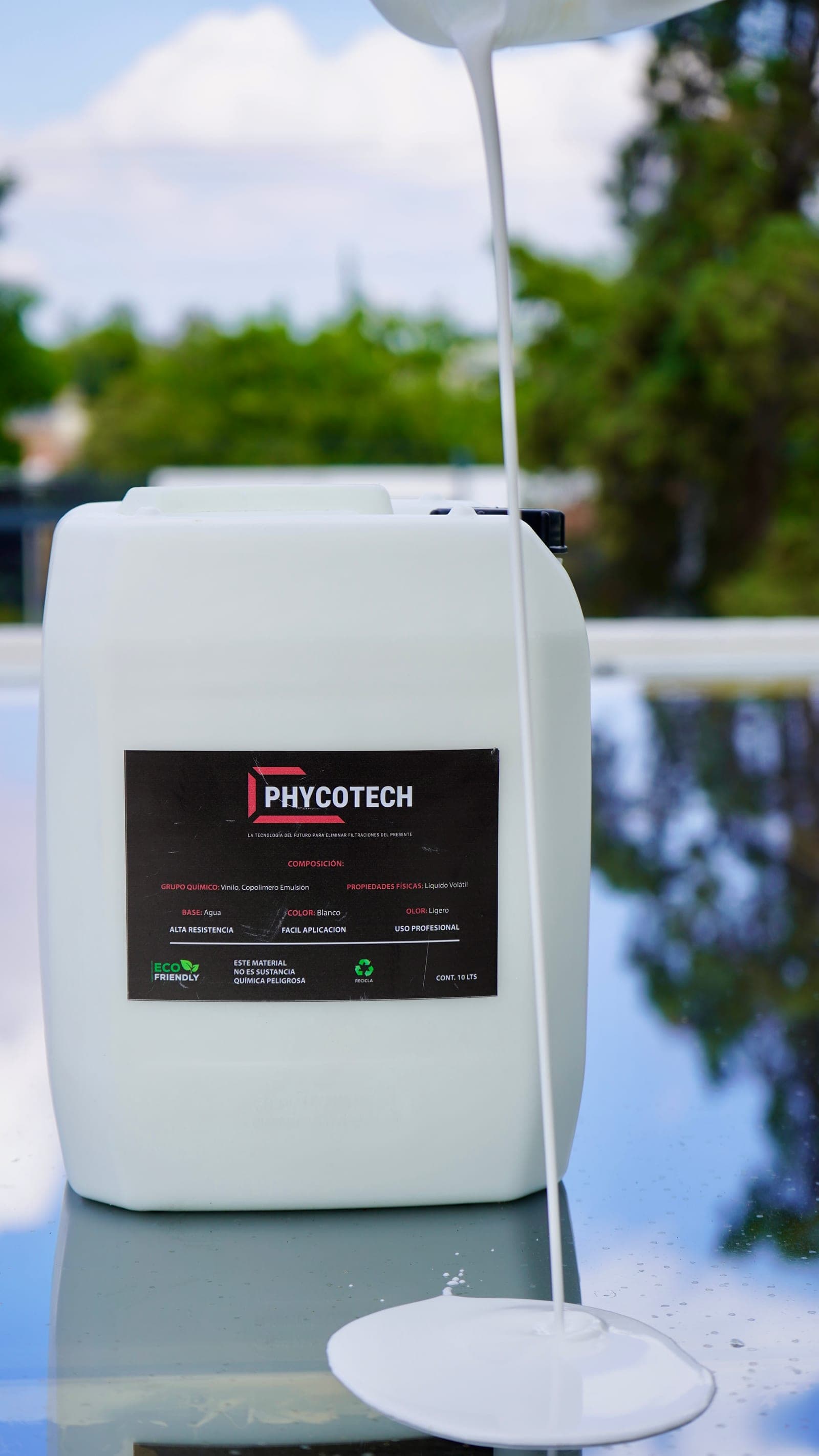 Sellador PHYCOTECH siendo vertido sobre una superficie