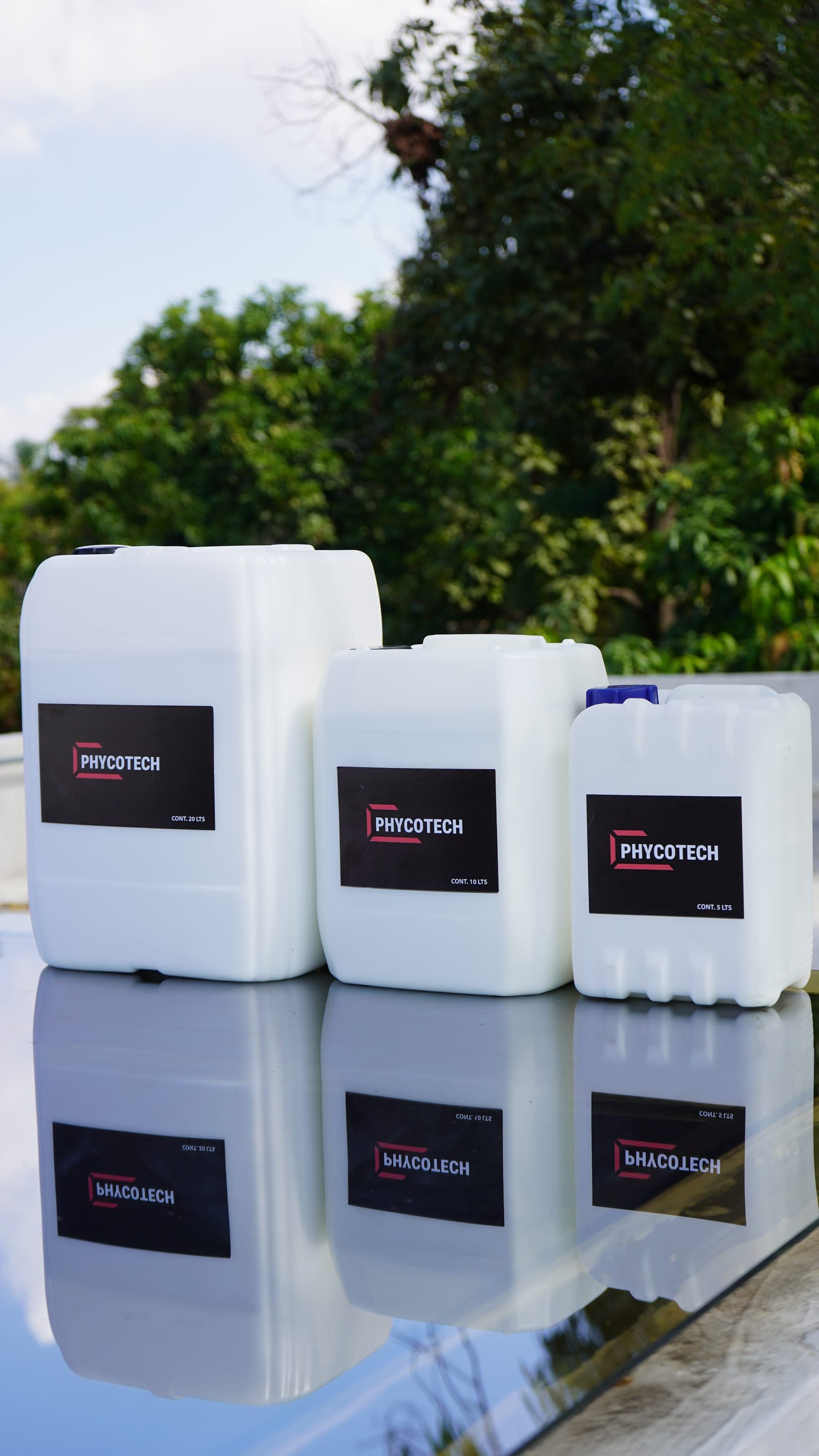 Presentaciones de PHYCOTECH de 5, 10 y 20 litros apiladas